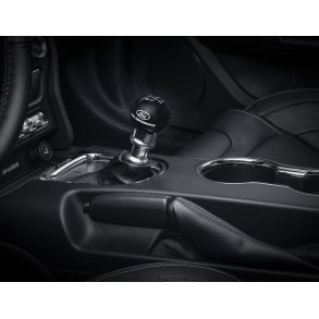 Sportsgearskifte, st med sort kulfiber gearknop og Ford Performance logo.