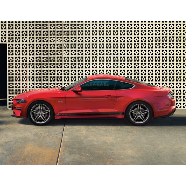 Tri-Bar sidestriber med Mustang skrift, mat-sort.